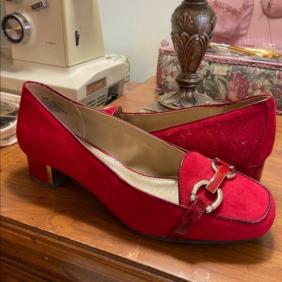 Cute red shoes - Picture 1 of 5
